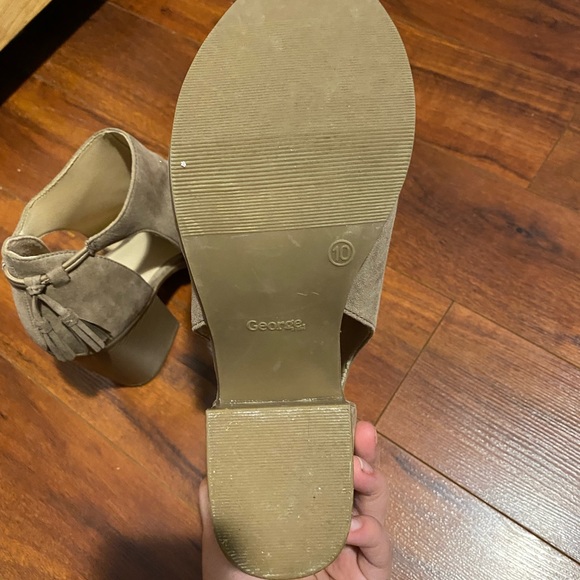 George heels - Picture 4 of 5